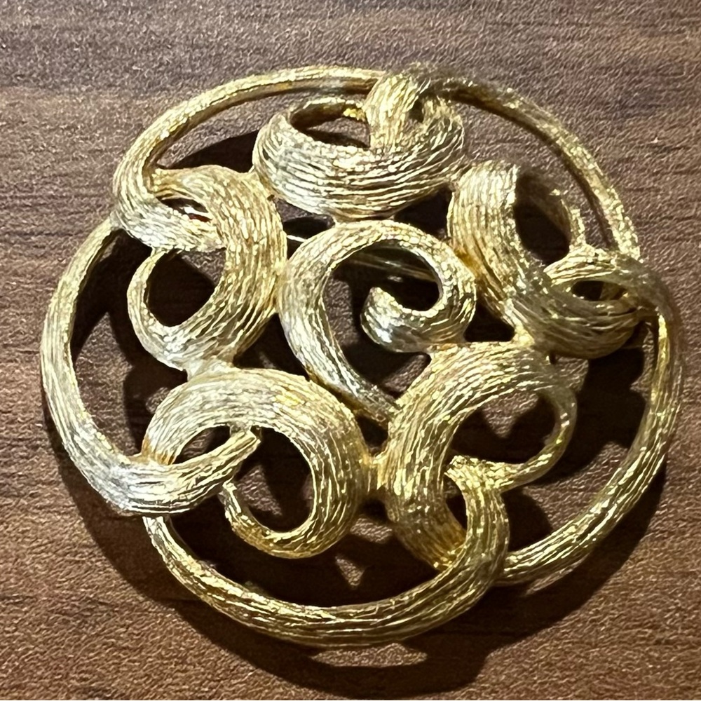 Vtg Sarah Coventry Scroll Circle Brooch Ladies Lapel Pin Brushed Gold Tone Round